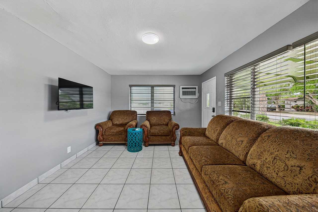 2312 Ne 4th St - Photo 5 of 33