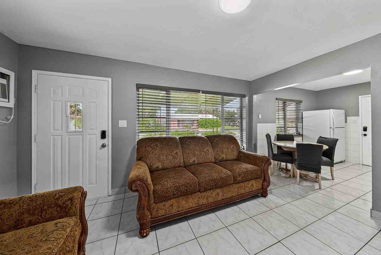 2312 Ne 4th St - Photo 6 of 33