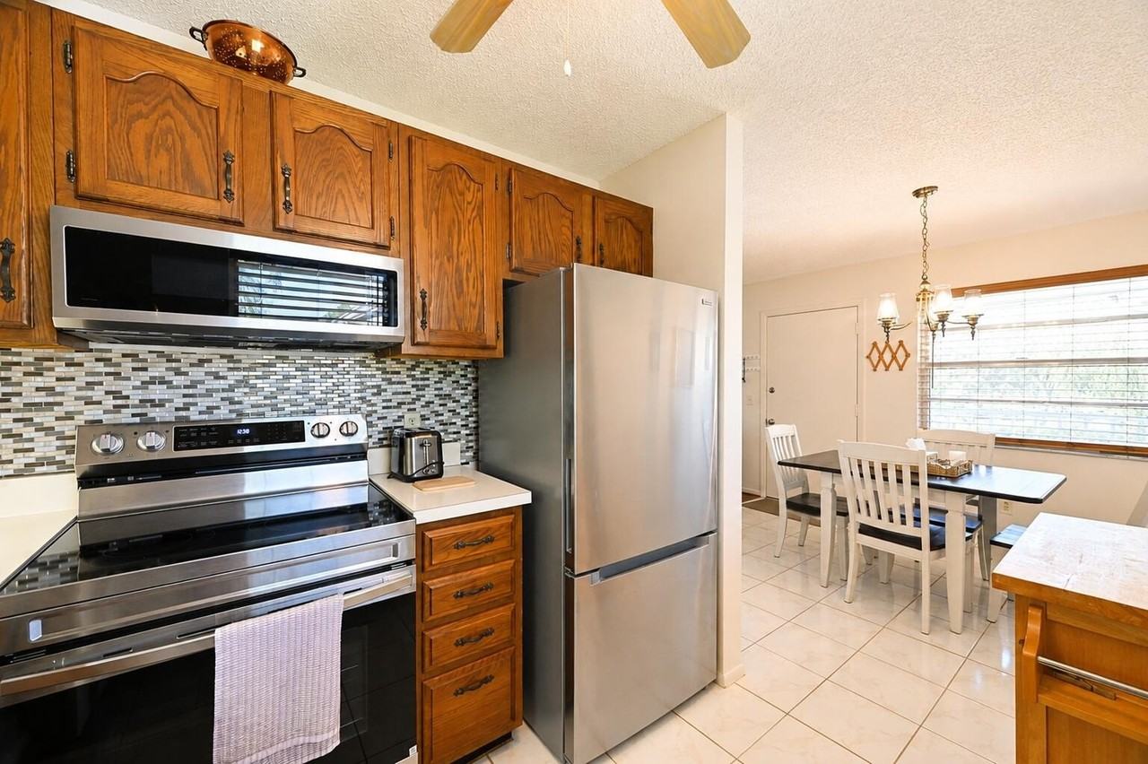 27 Lake Vista Trl #203 - Photo 7 of 19