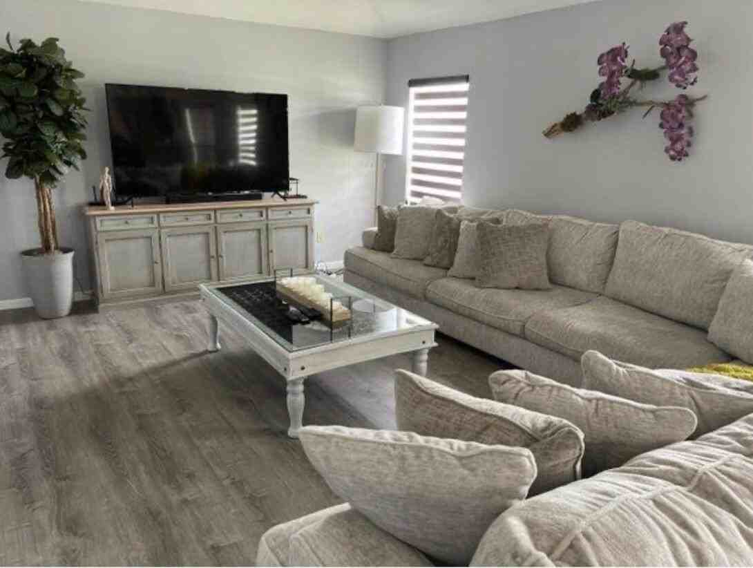6222 Nw Gisela St - Photo 4 of 11