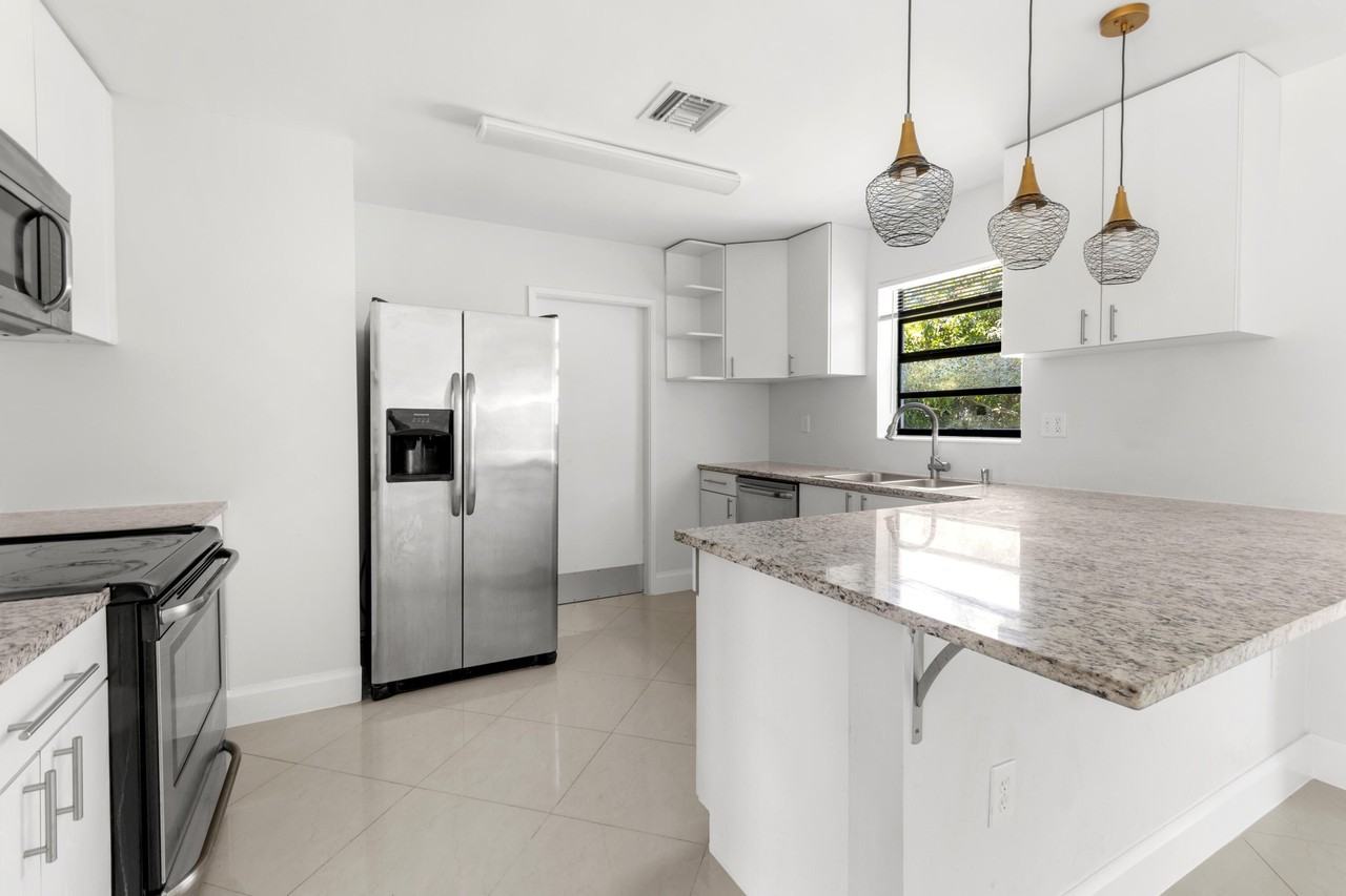 477 Ne 35th St - Photo 3 of 21