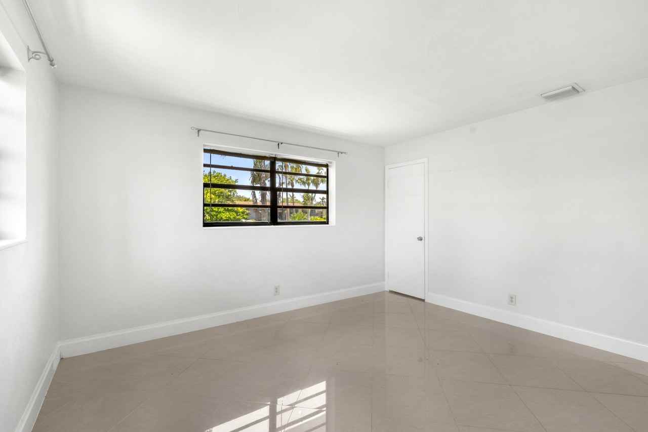 477 Ne 35th St - Photo 7 of 21