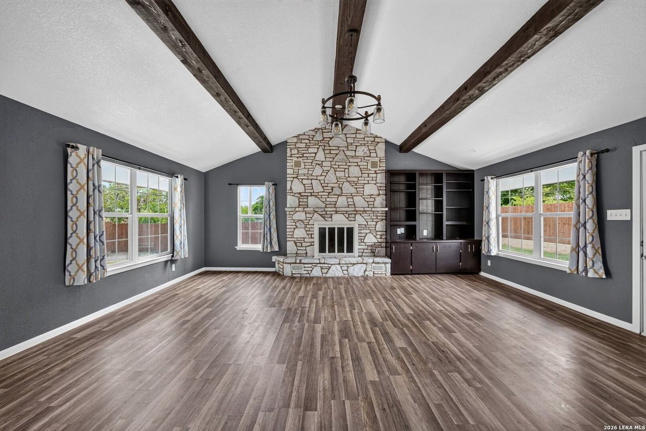 426 Redcliff Dr - Photo 4 of 25