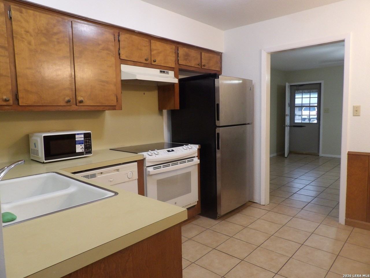 240 Glenbrook Dr - Photo 4 of 37