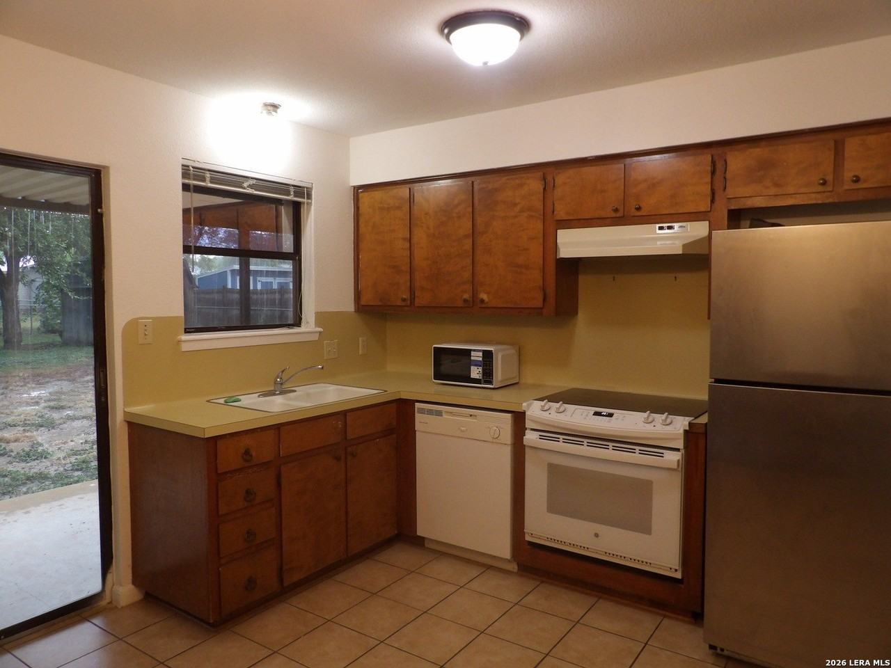 240 Glenbrook Dr - Photo 5 of 37