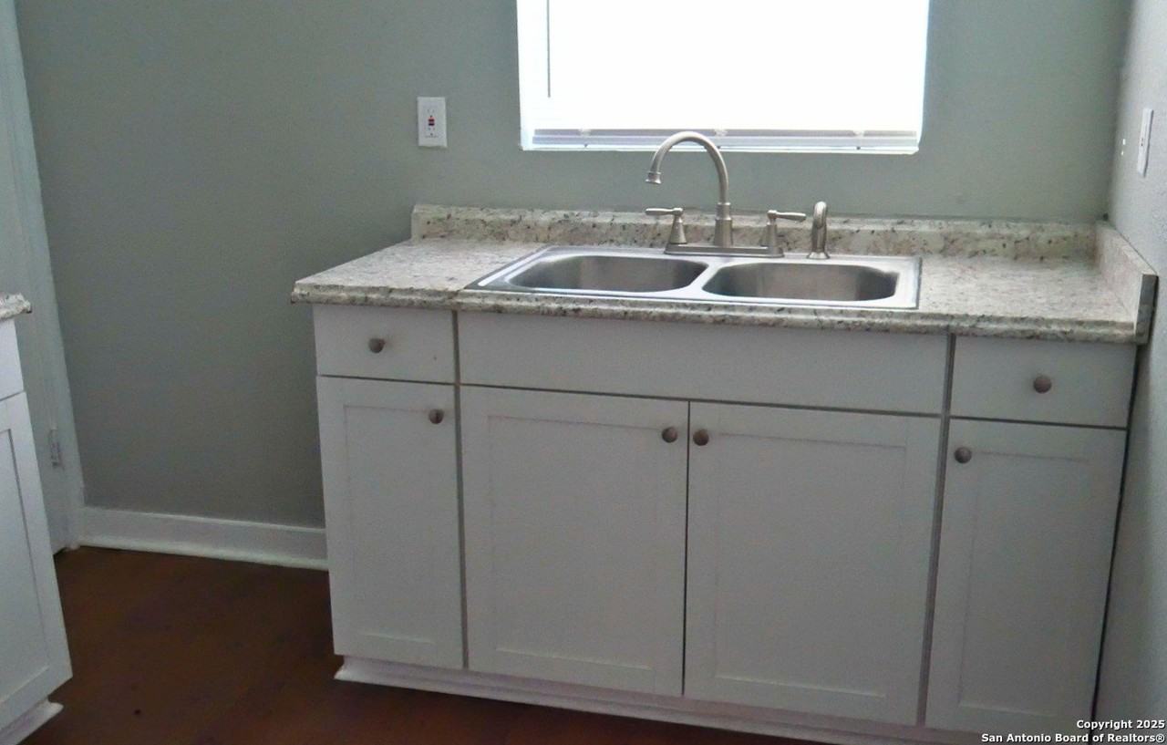 434 Elmwood Dr - Photo 4 of 15