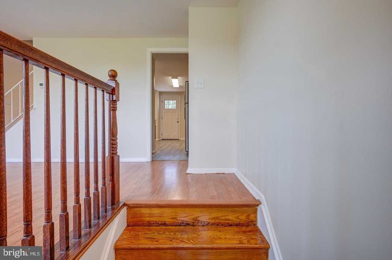 913 Regina Dr - Photo 3 of 8
