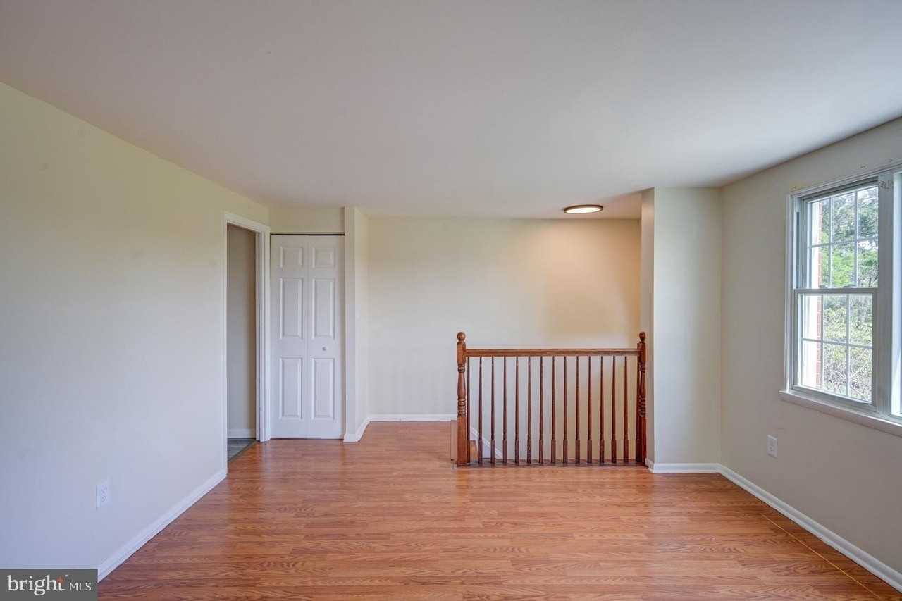 913 Regina Dr - Photo 4 of 8