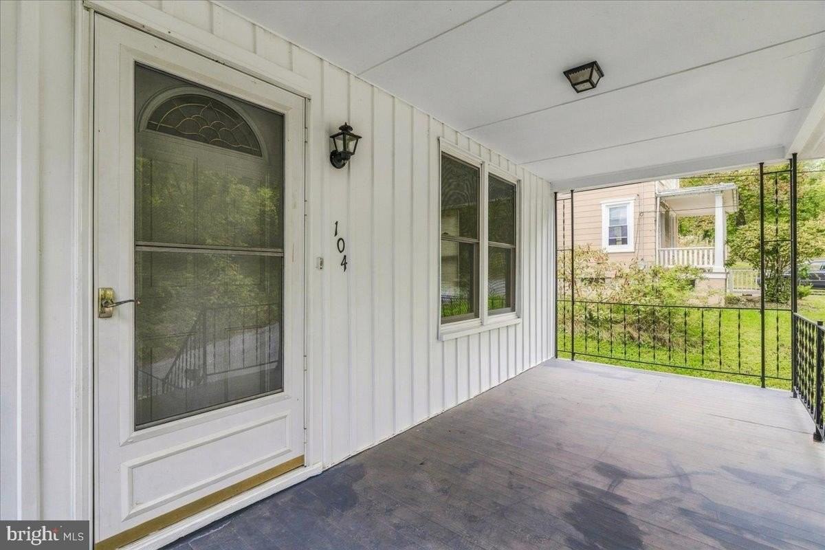 104 Greenwood St - Photo 4 of 37