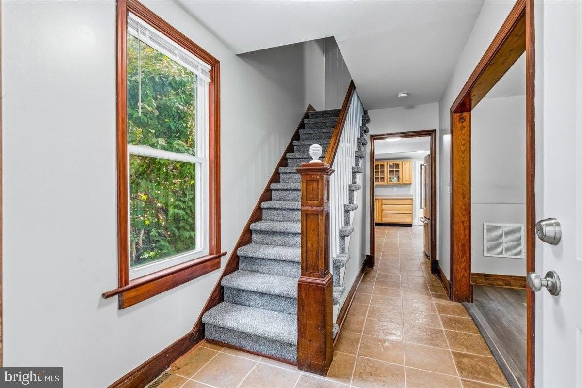 104 Greenwood St - Photo 6 of 37