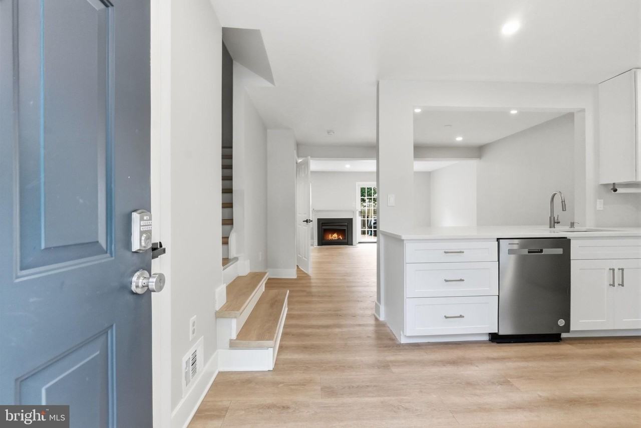 8139 Hallmark Pl - Photo 2 of 25
