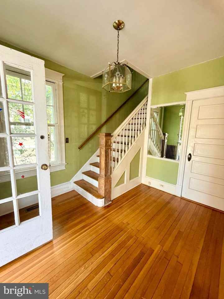 909 N Ivy St - Photo 6 of 29
