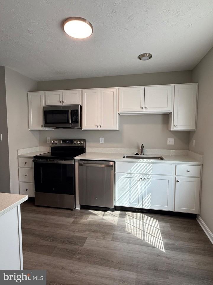 104 Freeton Ct - Photo 2 of 10