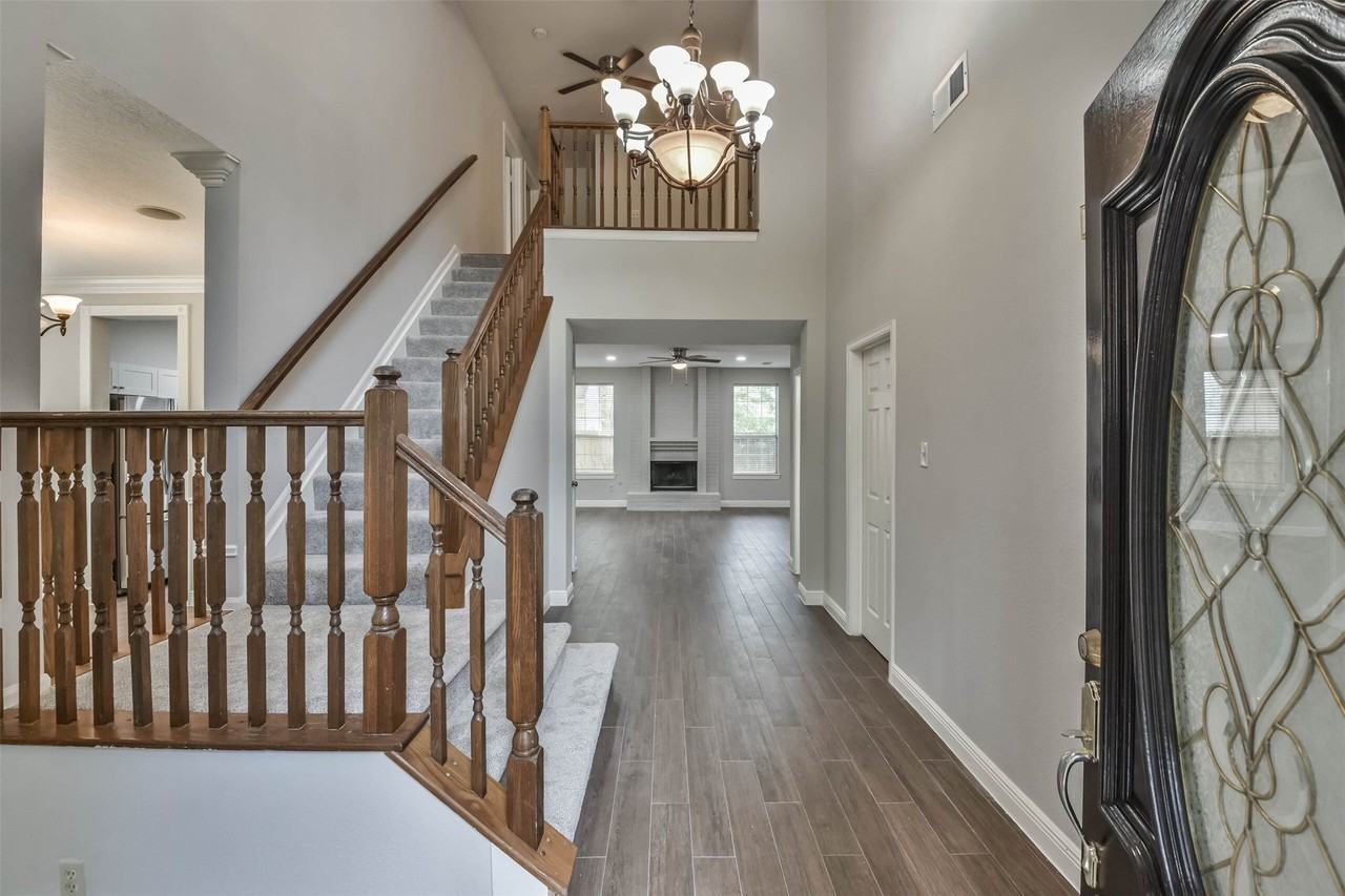 15 Shinyrock Pl - Photo 2 of 36