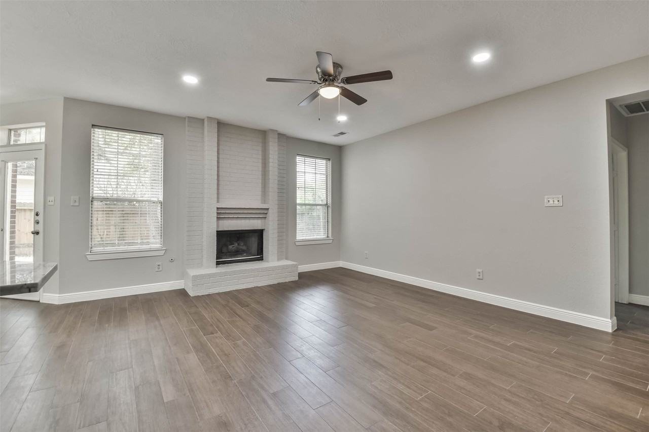 15 Shinyrock Pl - Photo 3 of 36
