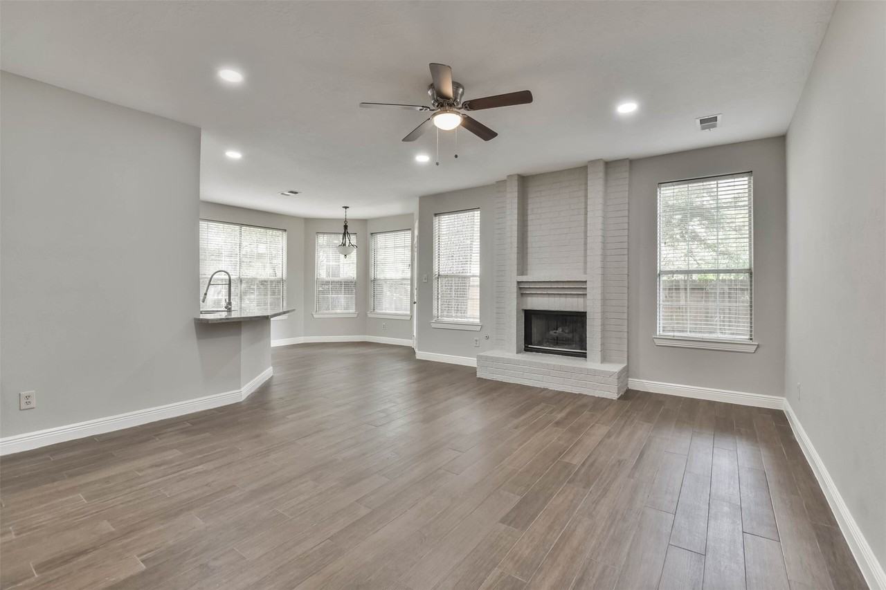 15 Shinyrock Pl - Photo 4 of 36
