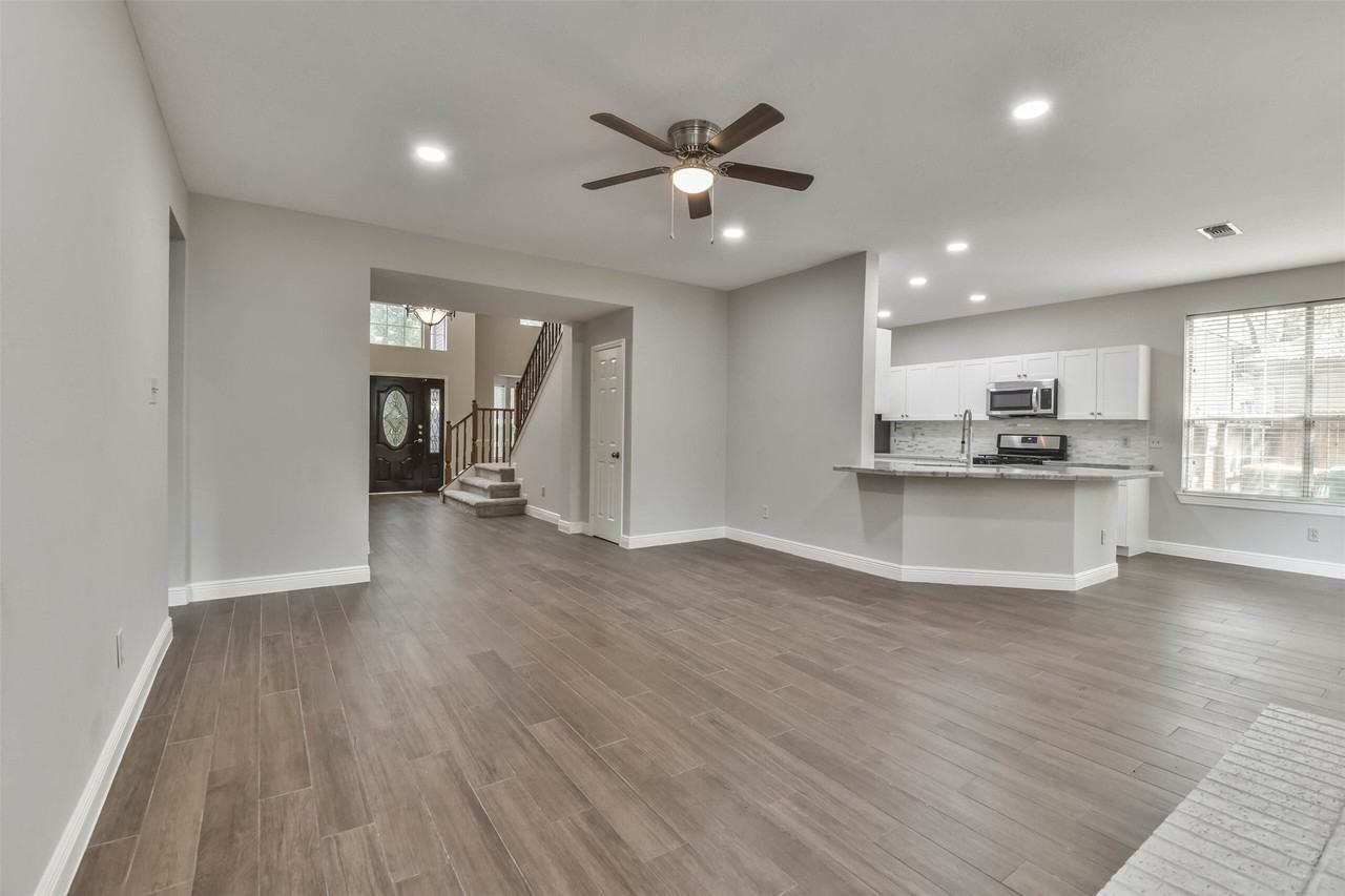 15 Shinyrock Pl - Photo 5 of 36