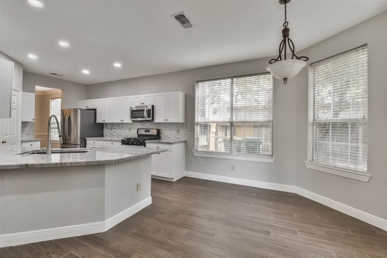 15 Shinyrock Pl - Photo 6 of 36