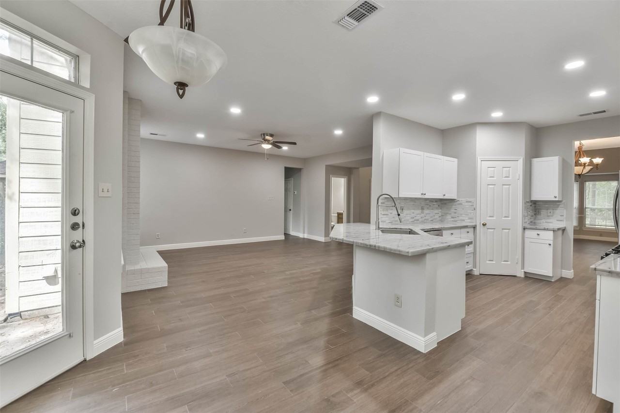 15 Shinyrock Pl - Photo 7 of 36