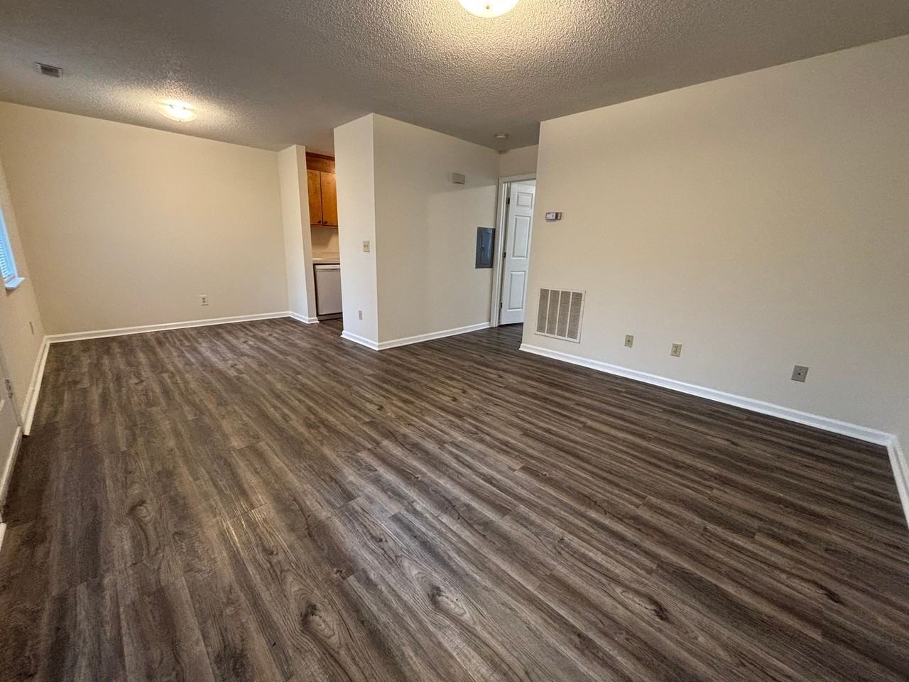 Ivy Court Apartments - Photo 4 of 32