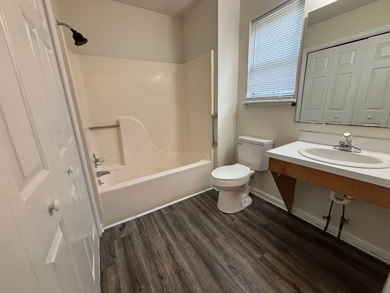 Ivy Court Apartments - Photo 5 of 32