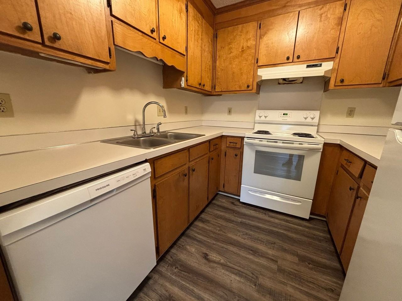 Ivy Court Apartments - Photo 6 of 32