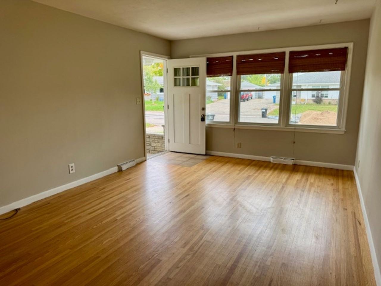 704 Robinwood Ln - Photo 2 of 12