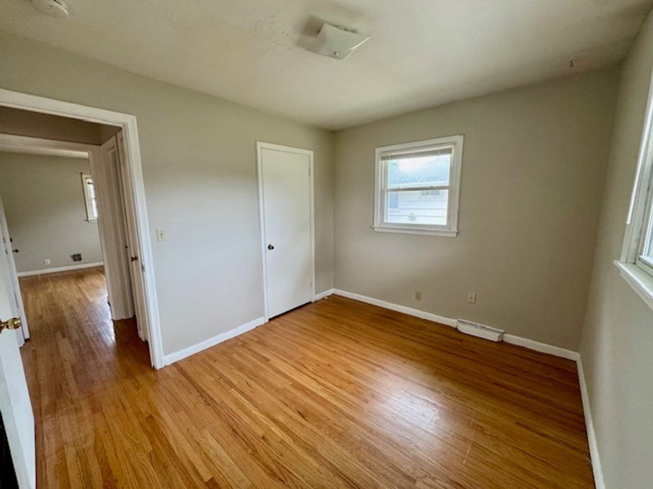 704 Robinwood Ln - Photo 4 of 12