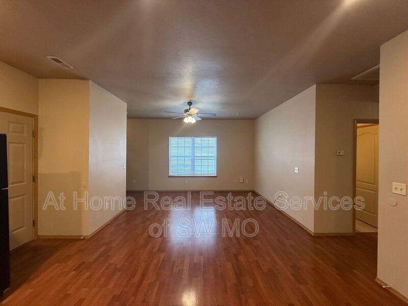 662 S Rilynn Ave - Photo 2 of 9