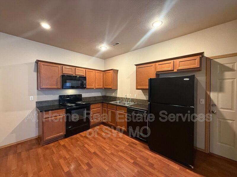 662 S Rilynn Ave - Photo 3 of 9