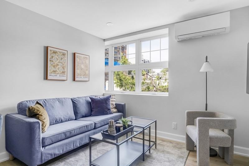 658 Somerset St W · 204