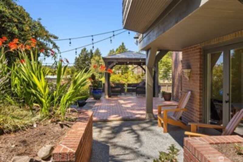 3333 43rd Ave Ne - Photo 4 of 25