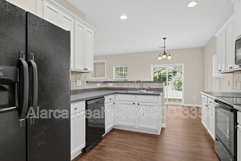 9926 Barrands Ln - Photo 3 of 20