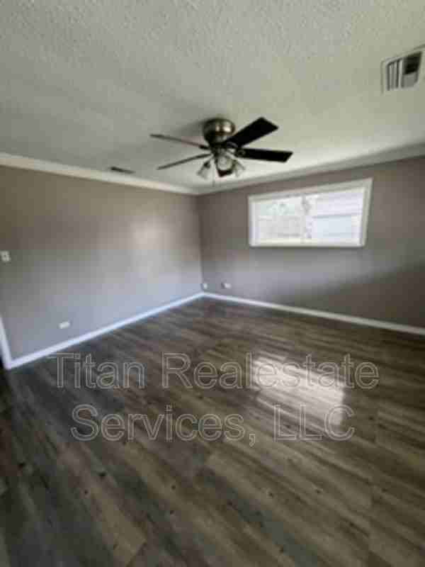 306 Bahon St - Photo 3 of 7