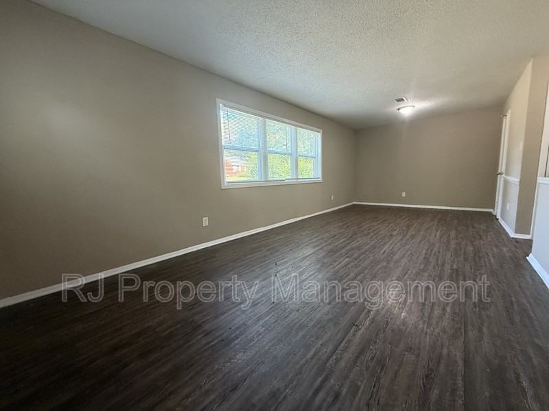 4212 Falcon Dr - Photo 3 of 14
