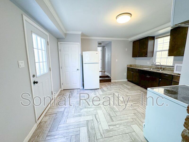 3216 Banks St - Photo 5 of 12