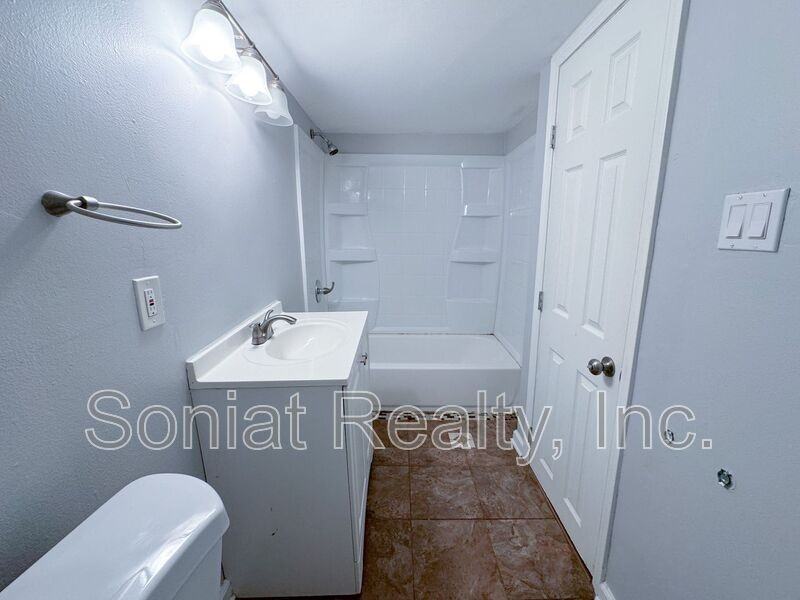 3216 Banks St - Photo 7 of 12