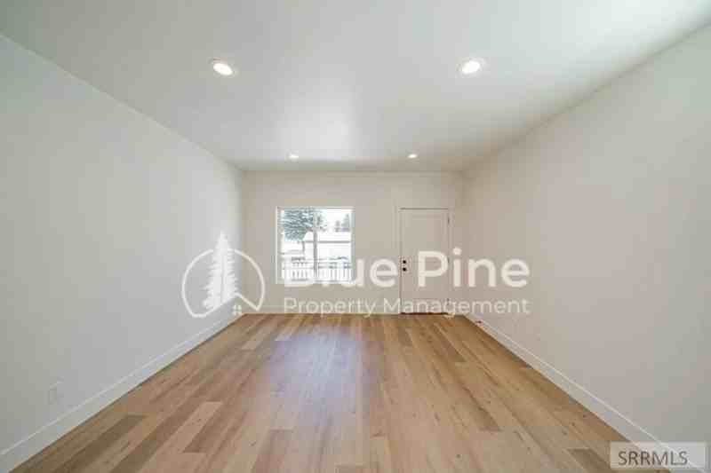 1295 Bear Ave - Photo 3 of 19