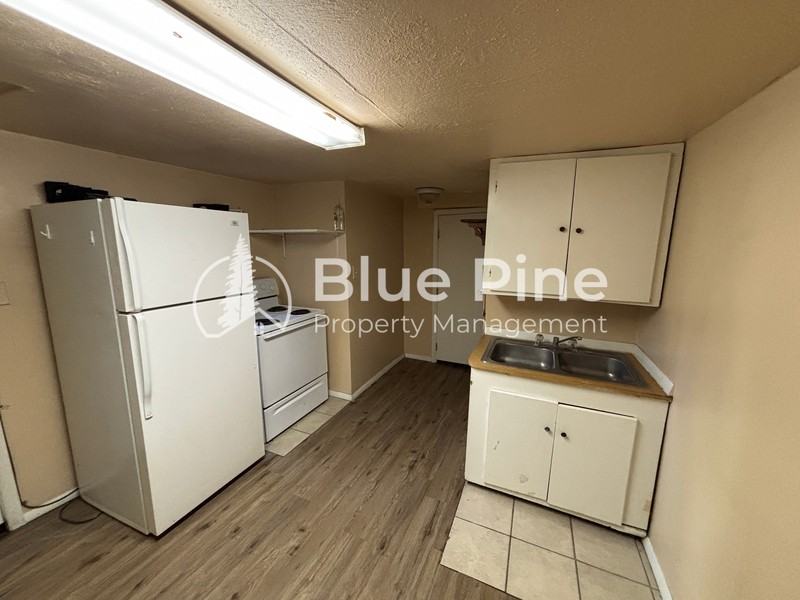 440 Walnut St #8 - Photo 3 of 7