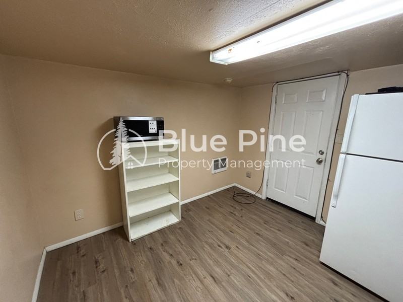 440 Walnut St #8 - Photo 4 of 7