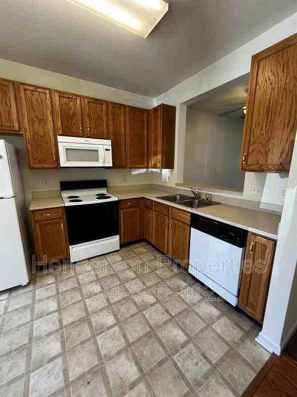 10452 Stokeshill Ct - Photo 3 of 13