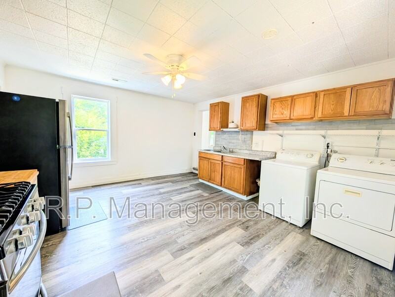 421 Banfil St - Photo 2 of 11
