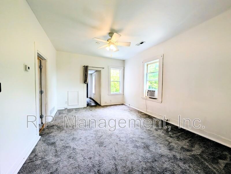 421 Banfil St - Photo 5 of 11