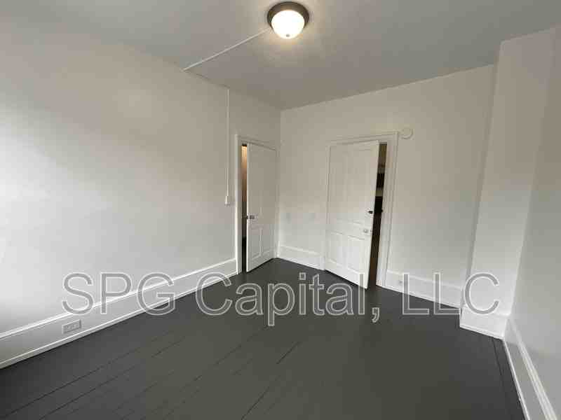 839 E Market St - Photo 7 of 9