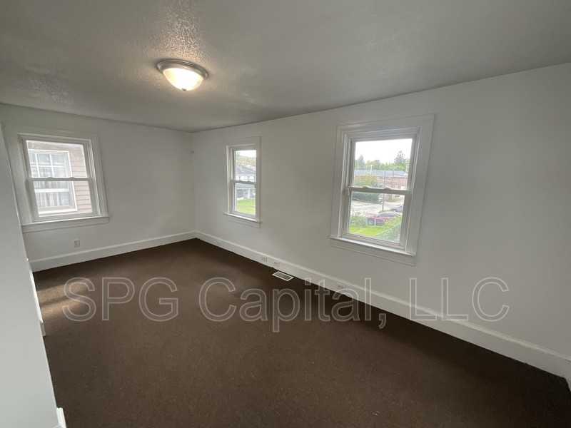 730 S Newberry St - Photo 6 of 10