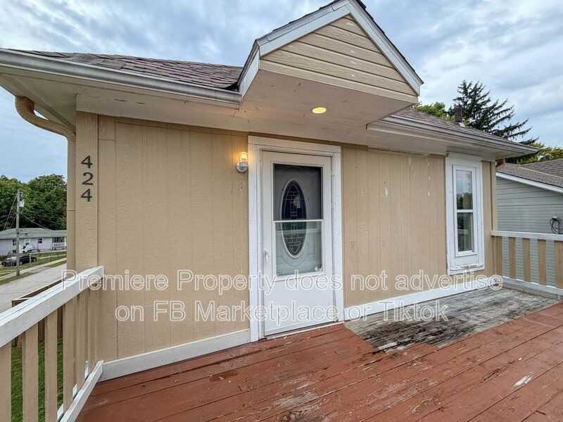 424 S Hocker Ave - Photo 2 of 12