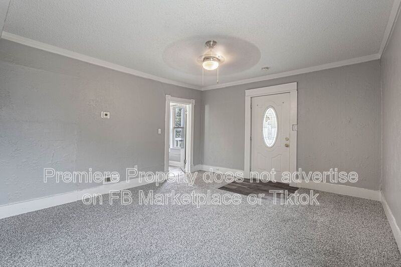 424 S Hocker Ave - Photo 3 of 12
