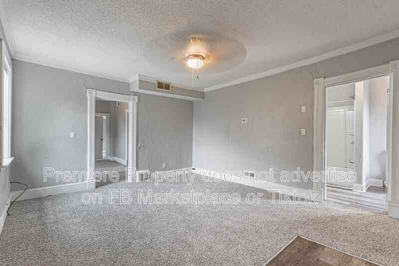 424 S Hocker Ave - Photo 4 of 12