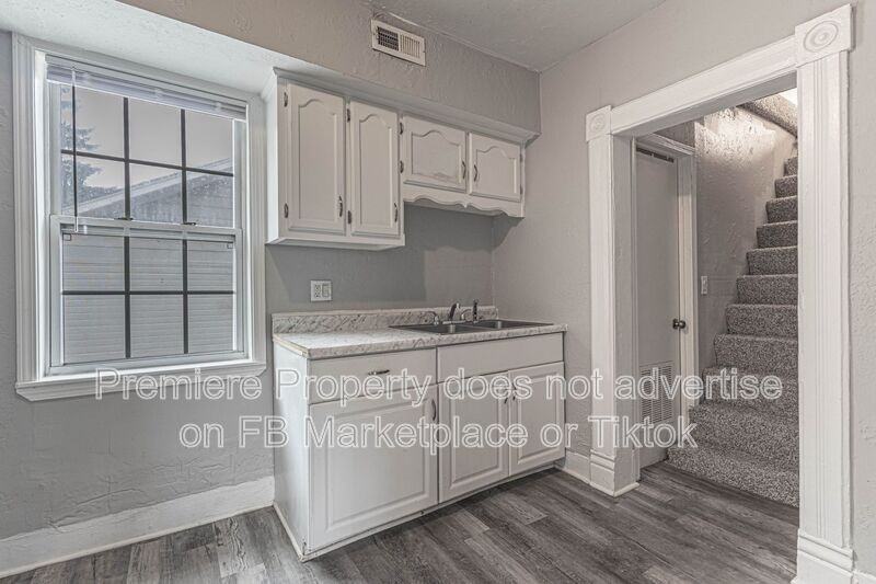 424 S Hocker Ave - Photo 6 of 12