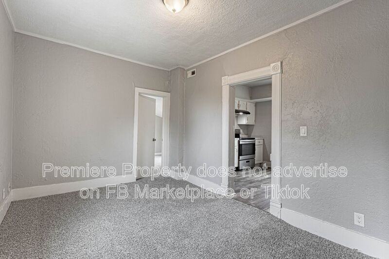 424 S Hocker Ave - Photo 7 of 12